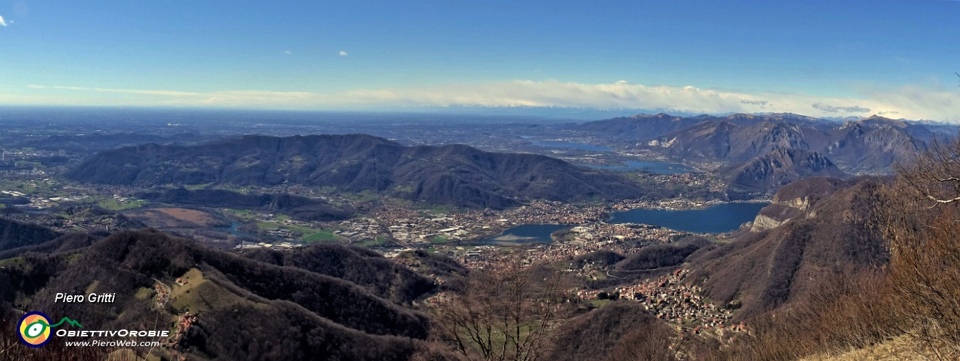 70 Splendido panorama dal Monte Tesoro sulla valle dell'Adda e verso i laghi brianzoli.jpg